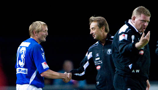 Tom Prahl, tränare tackar guldklimpen Fredrik Jensen, 2