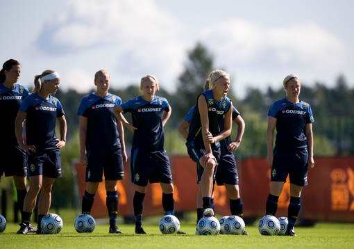 Caroline Seger står i täten och ropar