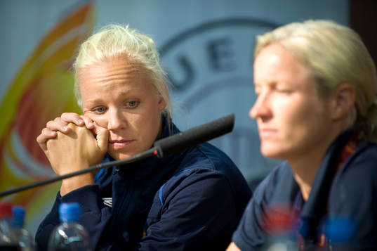 Caroline Seger funderar på presskonferensen
