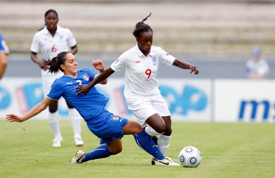 Eniola Aluko, England och Giulia Domenichetti, Italien