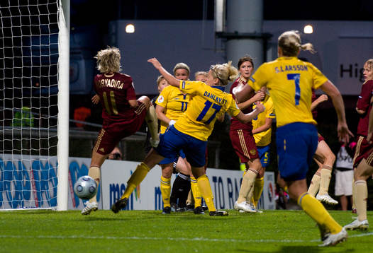 Lisa Dahlkvist, Sverige