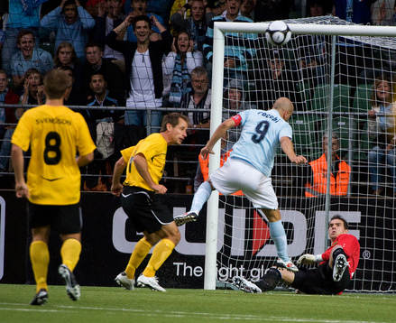 Rocchi, Lazio, har en målchans. Ante Covic, målvakt,