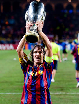 Carles Puyol,  med pokalen. Pokal