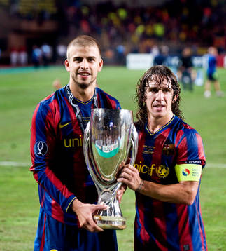 Gerard Pique, Carles Puyol, med pokalen. Pokal