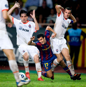 Pedro Rodriguez, Barcelona fastnar mellan två spelare