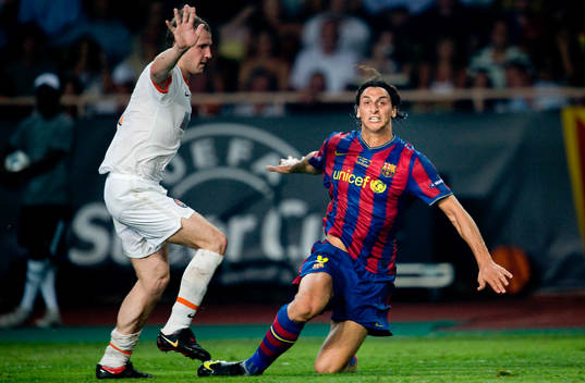 Zlatan Ibrahimovic, Barcelona rivs ner och vill ha straff