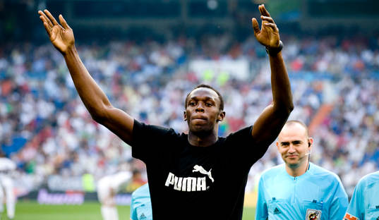Usain Bolt kom in med matchbollen