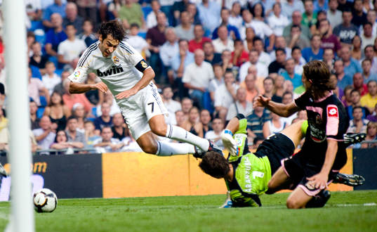 Raul fälls av Aranzubia, målvakt, Deportivo och får