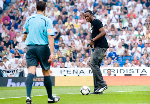 Usain Bolt kom med matchbollen
