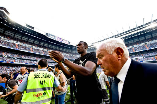 Usain Bolt kom med matchbollen