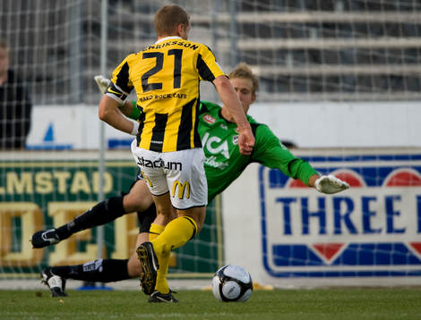 Jonas Henriksson, Häcken, framför Karl-Johan Johansson,
