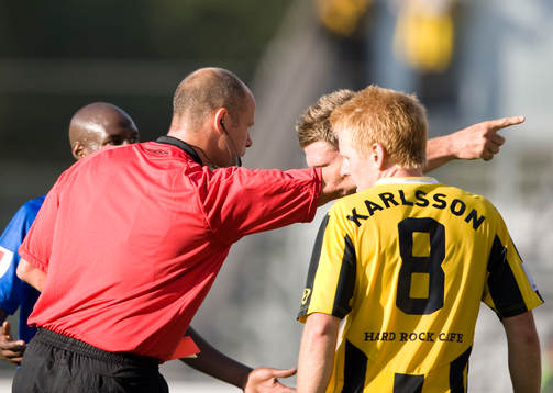 Martin Hansson, domare, visar ut Christian Järdler,