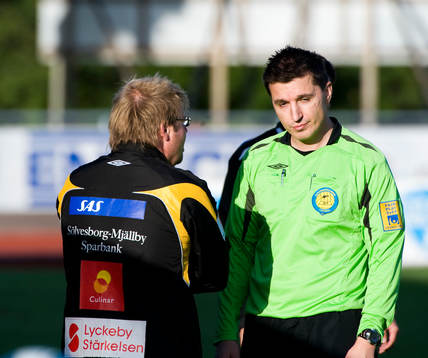 Bojan Pandzic, domare visade upp Peter Swärdh, tränare,