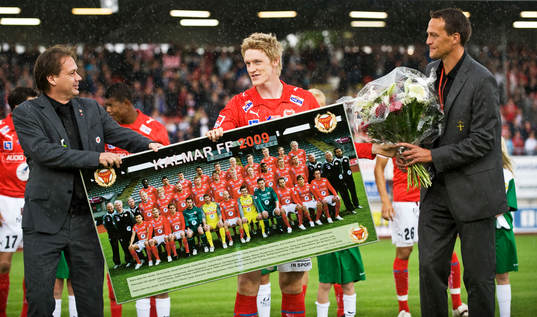Rasmus Elm avtackas i regnet, regn