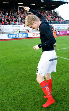 Rasmus Elm tackar fansen med en dans