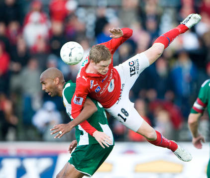 Avskedsföreställning för Rasmus Elm, som flyger ovanpå