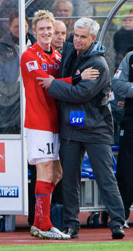 Rasmus Elm tackas av tränare Nanne Bergstrand
