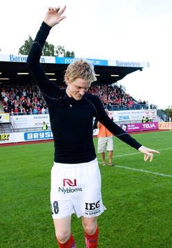 Rasmus Elm tackar fansen med en dans