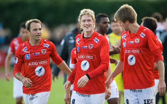 Rasmus Elm tackas av lagkamraterna
