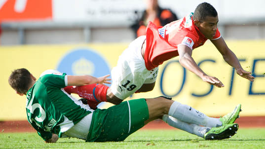 Här skadas Igor Armas då han stoppar Ricardo Santos