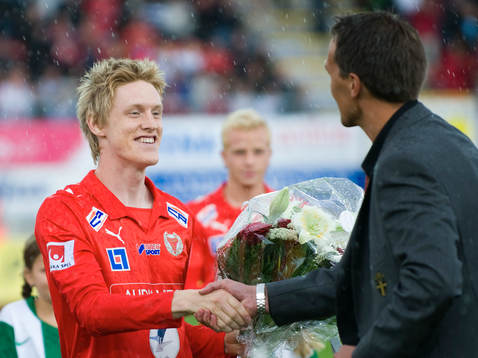 Rasmus Elm avtackas av Svante Samuelsson