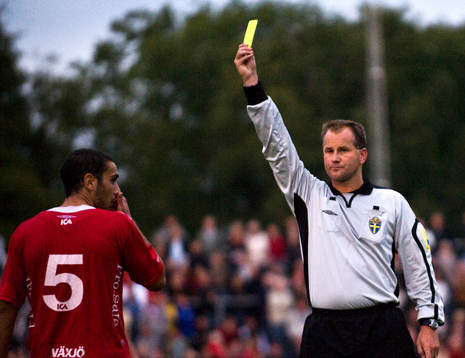 Mikael Eriksson, domare, gullt kort till Danny Tadaris,