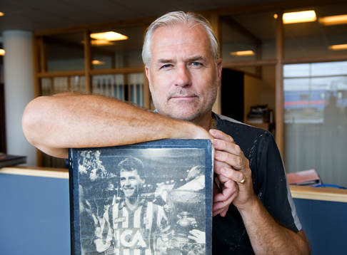 Glenn Hysén med ett urklippsalbum om sig själv