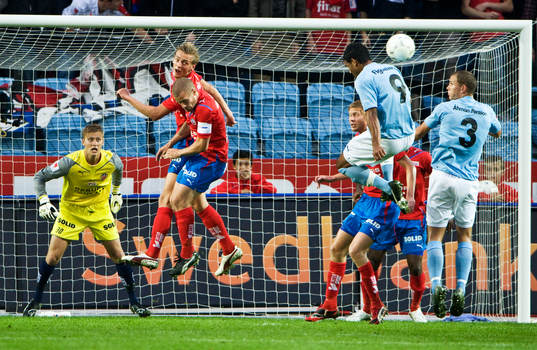 Intensivt framför mål, nickduell