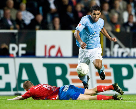 Wilton Figueiredo, Malmö, klarar glidtackling, tackling