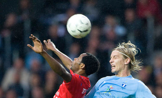 Marcus Halsti kan inte stoppa René Makondele