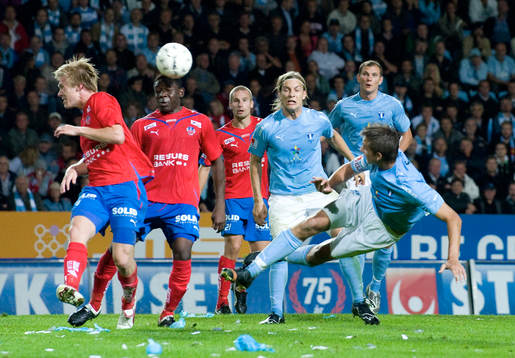 Malmö försöker trycka in bollen