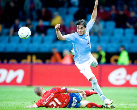 Ricardinho flyger över Christoffer Andersson