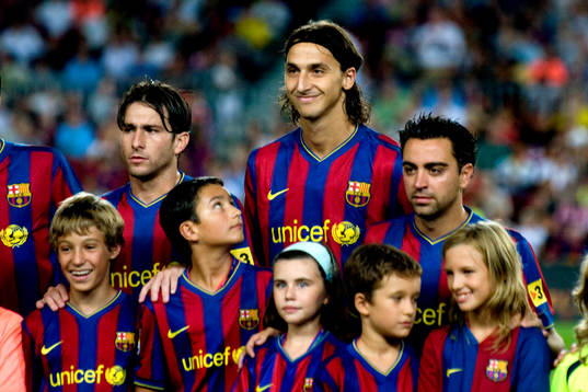 Pojke tittar på Zlatan Ibrahimovic, Barcelona