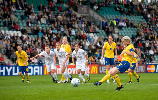 Victoria Sandell Svensson gör 1-1 på straff