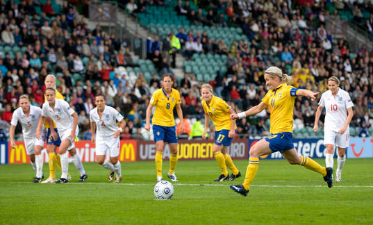 Victoria Sandell Svensson gör 1-1 på straff