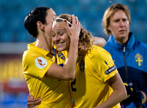 Charlotte Rohlin, Sverige kramas om av Therese Sjögran.