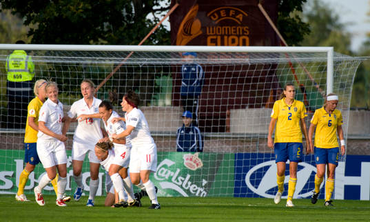 0-1 Faye White, England (jubel)