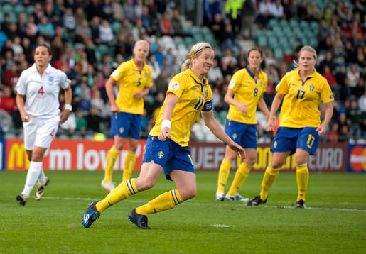 Victoria Sandell Svensson gör 1-1 på straff