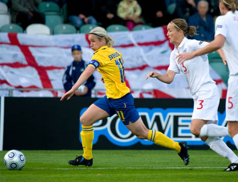Victoria Sandell Svensson, Sverige jagas av Casey Stoney,
