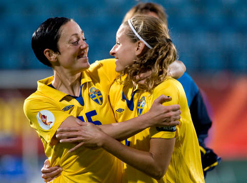 Charlotte Rohlin, Sverige kramas om av Therese Sjögran.