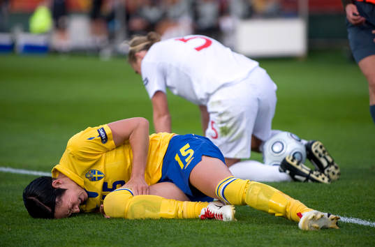 Therese Sjögran, Sverige i kollision med Lindsay Johnson,