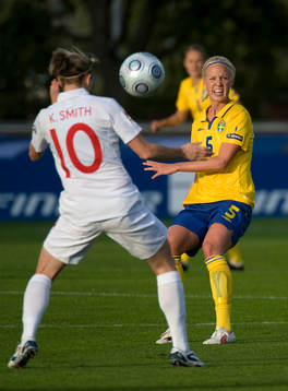 Caroline Seger, Sverige och Kelly Smith, England