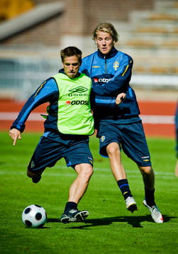 Anders Svensson med Ola Toivonen i ryggen