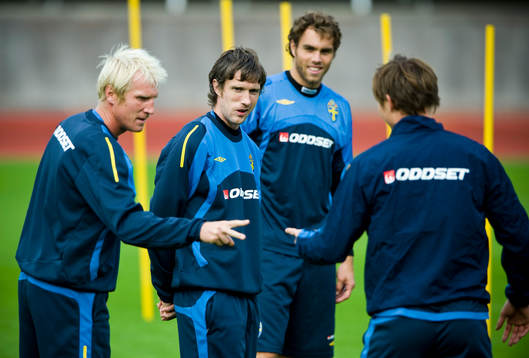 Mikael Nilsson och Johan Elmander tittar på medans Petter