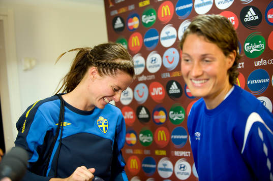 Lotta Schelin, Sverige och sin kompis/motståndare Ingvild