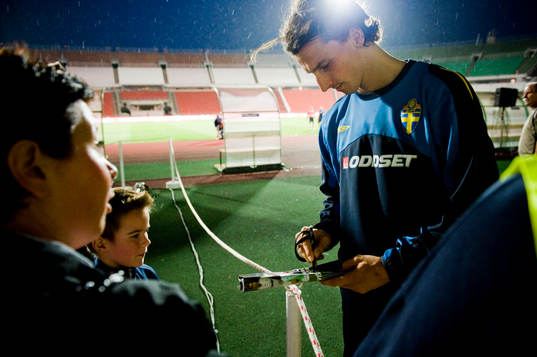 Zlatan Ibrahimovic skriver autograf