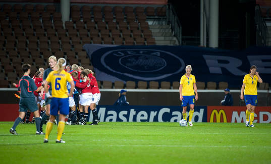Caroline Seger och Lotta Schelin, Sverige depp