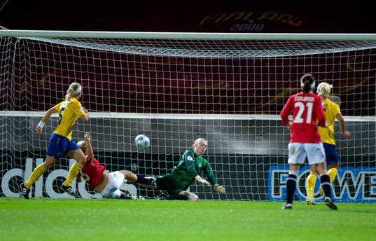 Anneli Giske, Norge gör 0-2 på Hedvig Lindahl, Målvakt,