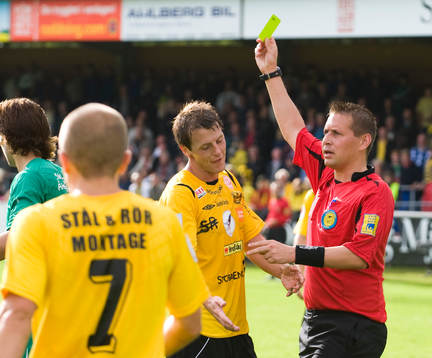 Magnus Ahlsén, domare, gult kort till Daniel Nilsson,
