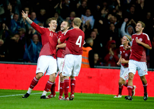 Niclas Bendtner, Danmark,  gjorde 1-0 målet. Jubel